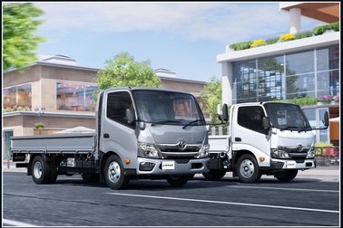 左）ワイドキャブ・2WD・ロングデッキ・フルジャストロー・2.0トン積