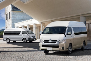 （左）：COMMUTER・2WD・2800ディーゼル・GL