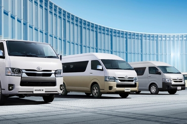 （左）：VAN・2WD・2800ディーゼル・標準ボディ・スーパーGL
