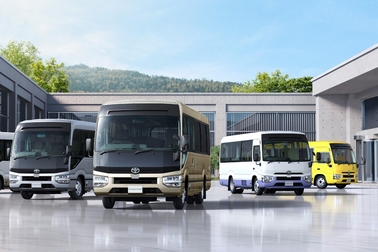 左から順にLX（標準ボディ車・25人乗り）ボディカラーはホワイト/ベージュ〈2JP(058/4S4)〉
